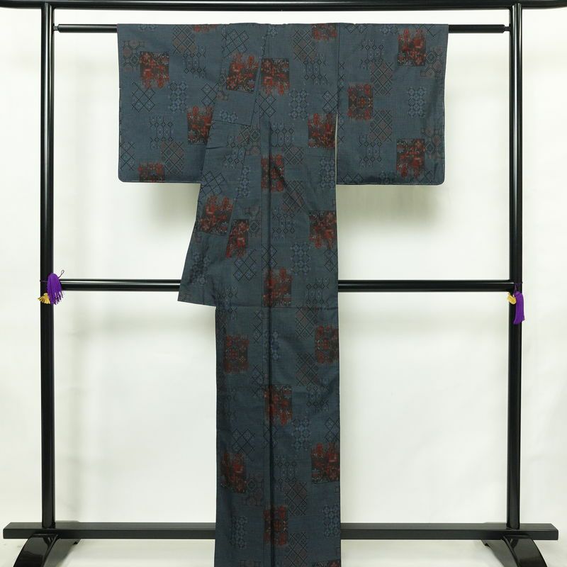 大島紬 証紙あり 正絹 幾何学柄・抽象柄 袷仕立て 身丈161.5cm 裄丈61.5cm リサイクル着物 一部しつけ糸付き 着物 青・紺_画像2