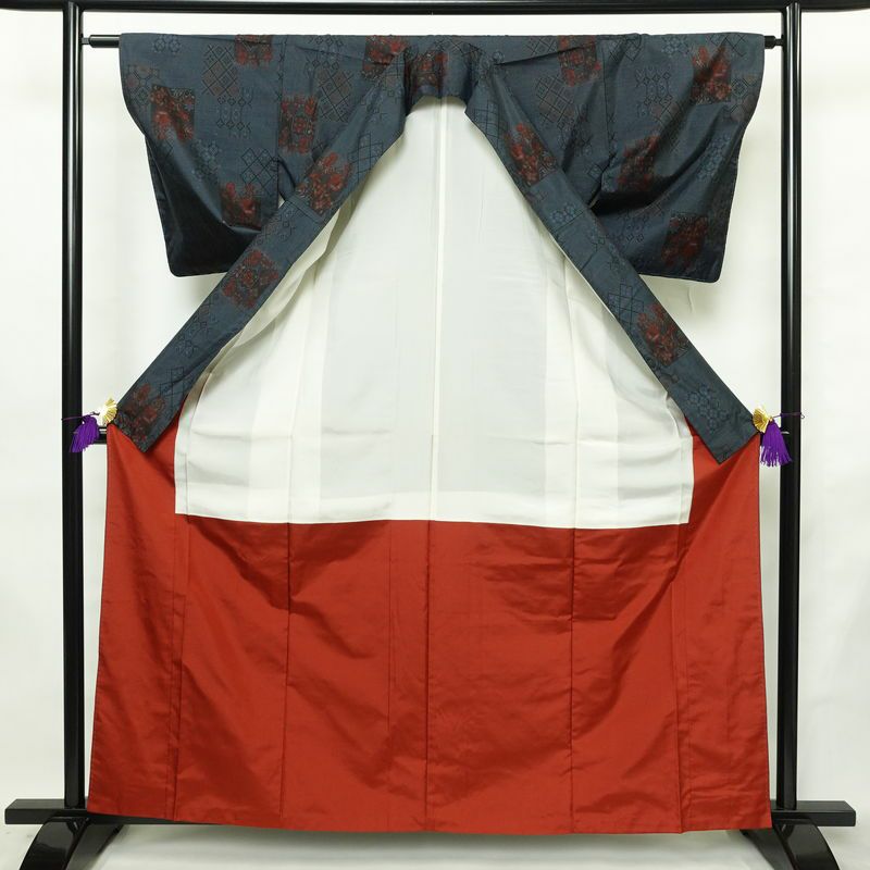 大島紬 証紙あり 正絹 幾何学柄・抽象柄 袷仕立て 身丈161.5cm 裄丈61.5cm リサイクル着物 一部しつけ糸付き 着物 青・紺_画像3