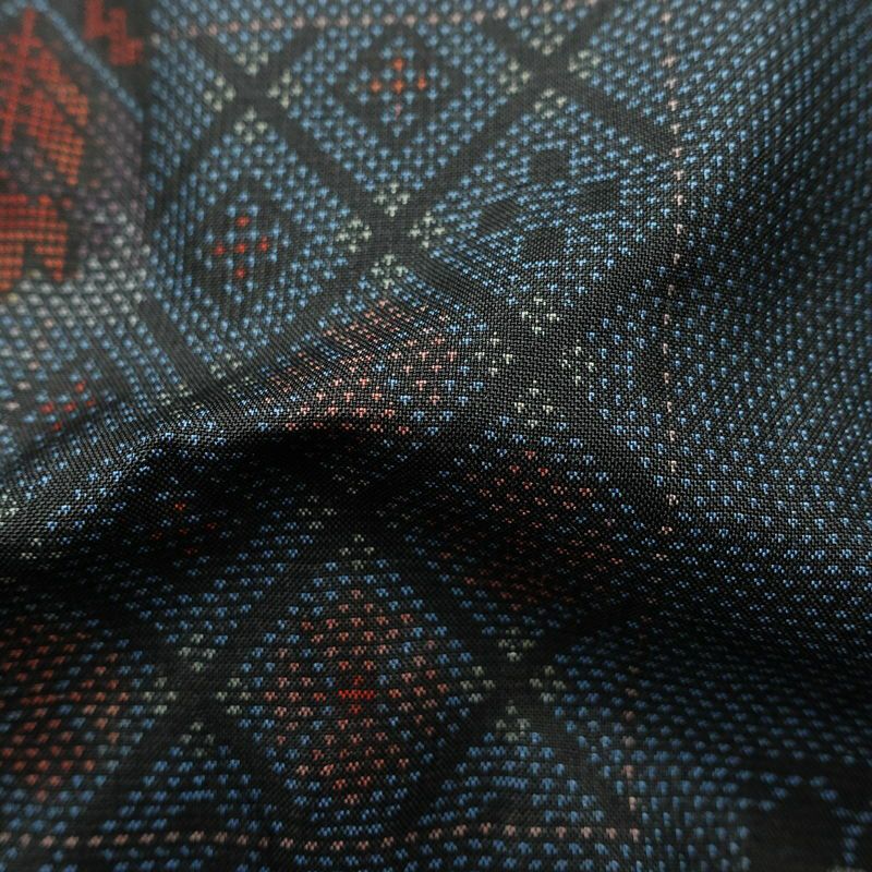 大島紬 証紙あり 正絹 幾何学柄・抽象柄 袷仕立て 身丈161.5cm 裄丈61.5cm リサイクル着物 一部しつけ糸付き 着物 青・紺_画像20