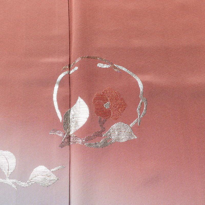 付け下げ 縮緬 一つ紋付き 正絹 花柄 袷仕立て 身丈161.5cm 裄丈68cm リサイクル着物 着物 刺繍 入学式 七五三 お宮参り フォーマル シンプル 上品 ピンク_画像6