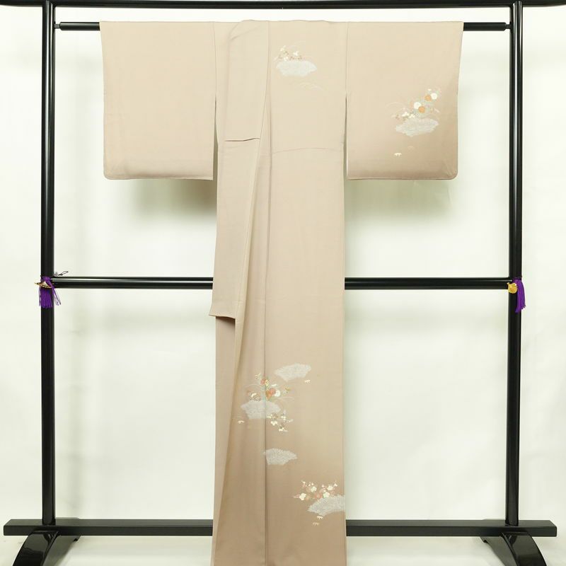 付け下げ 金駒刺繍 正絹 木の葉・植物柄 袷仕立て 身丈163cm 裄丈66cm リサイクル着物 着物 箔 金彩 入学式 卒業式 七五三 お宮参り フォーマル シンプル 上品 ベージュ_画像2