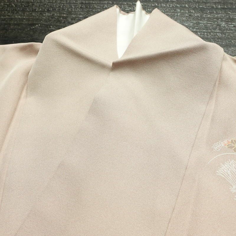 付け下げ 金駒刺繍 正絹 木の葉・植物柄 袷仕立て 身丈163cm 裄丈66cm リサイクル着物 着物 箔 金彩 入学式 卒業式 七五三 お宮参り フォーマル シンプル 上品 ベージュ_画像17