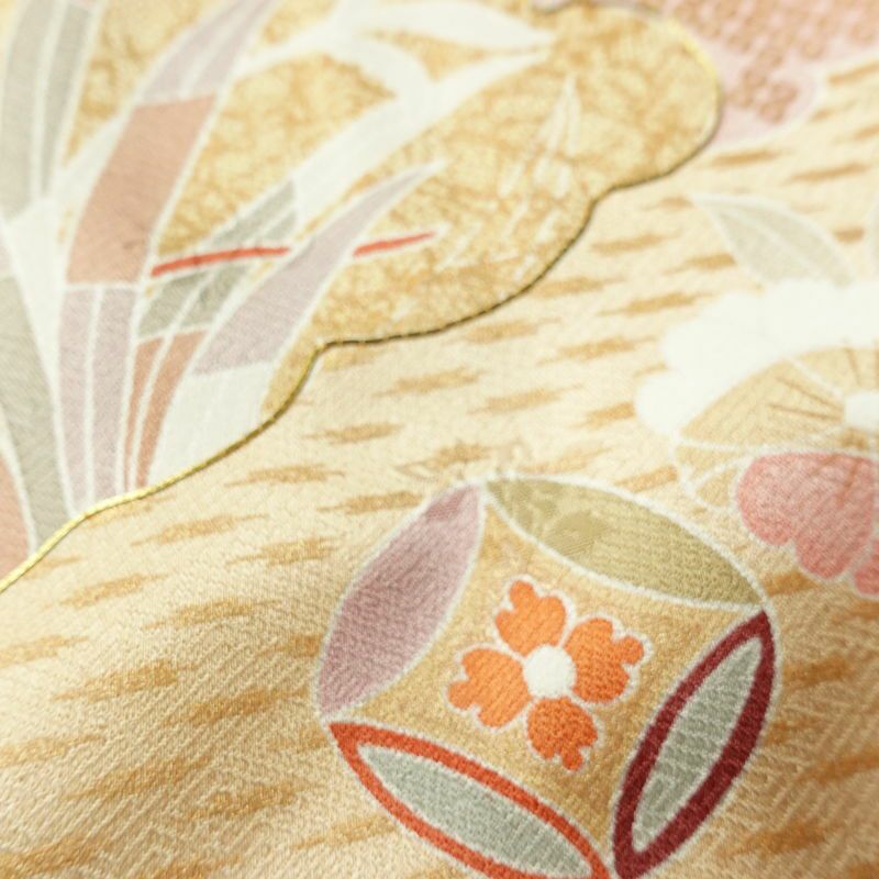 訪問着 美品 金駒刺繍 綸子 正絹 古典柄 袷仕立て 身丈161cm 裄丈65cm リサイクル着物 着物 箔 金彩 入学式 卒業式 結婚式 七五三 お宮参り フォーマル 菊 ピンク_画像8