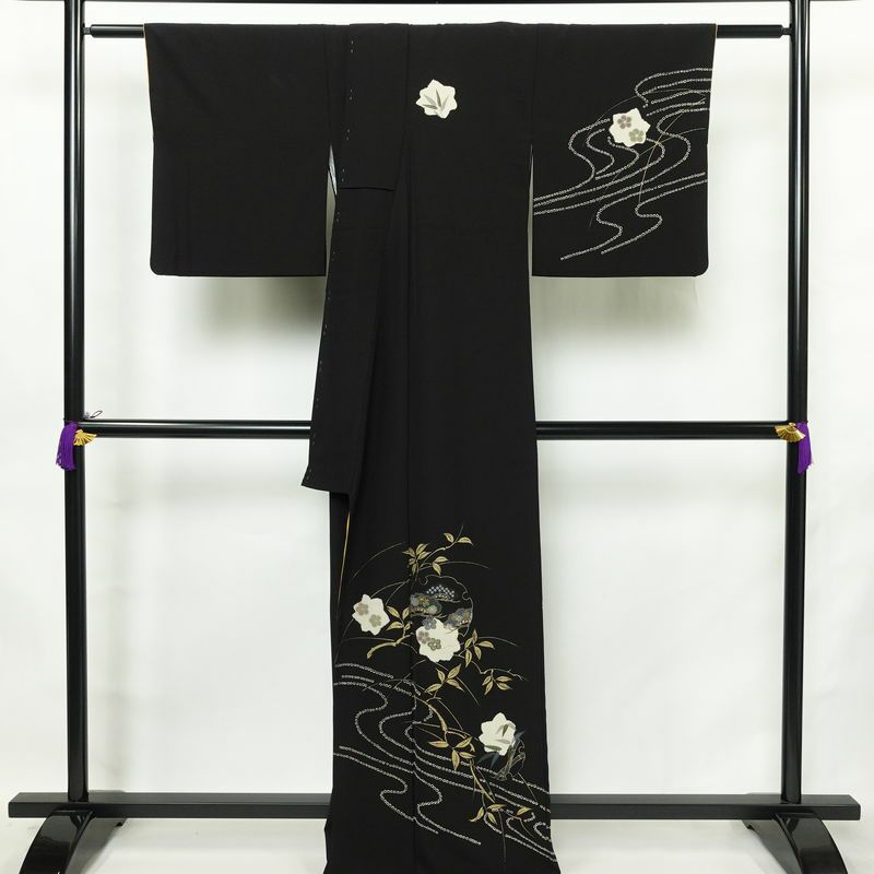 付け下げ 一つ紋付き 正絹 木の葉・植物柄 袷仕立て 身丈166cm 裄丈68.5cm リサイクル着物 着物 箔 金彩 卒業式 フォーマル シンプル 黒_画像2