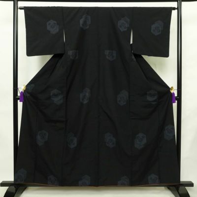 結城紬 本場真綿結城紬 百山亀甲 証紙あり 正絹 亀甲柄 袷仕立て 身丈160cm 裄丈63.5cm リサイクル着物 着物 洒落 黒