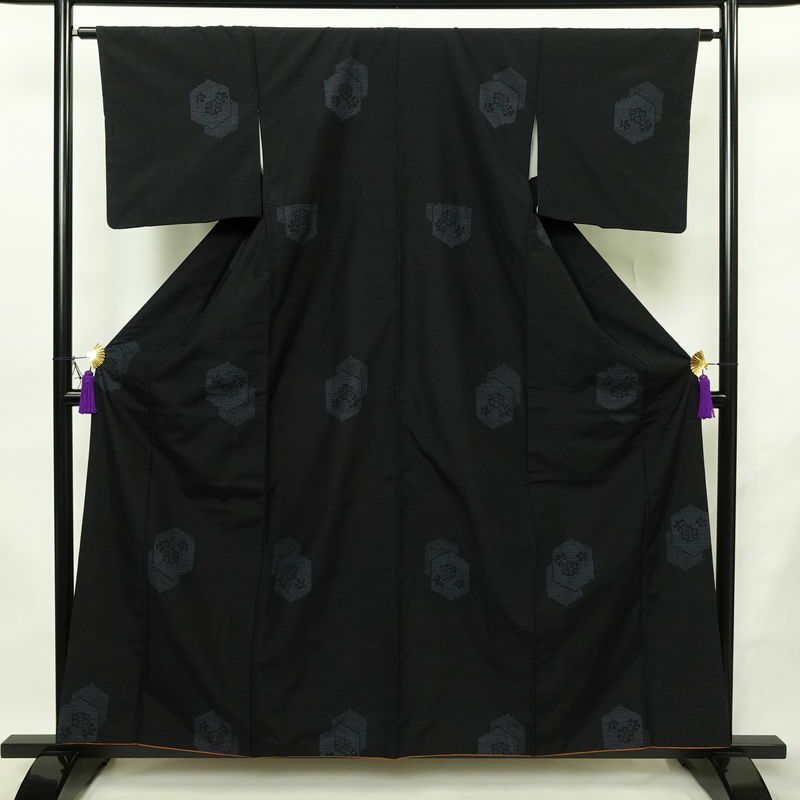 結城紬 本場真綿結城紬 百山亀甲 証紙あり 正絹 亀甲柄 袷仕立て 身丈160cm 裄丈63.5cm リサイクル着物 着物 洒落 黒_画像1
