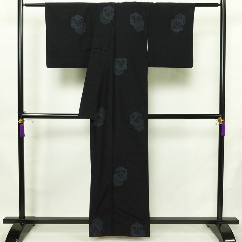 結城紬 本場真綿結城紬 百山亀甲 証紙あり 正絹 亀甲柄 袷仕立て 身丈160cm 裄丈63.5cm リサイクル着物 着物 洒落 黒_画像2