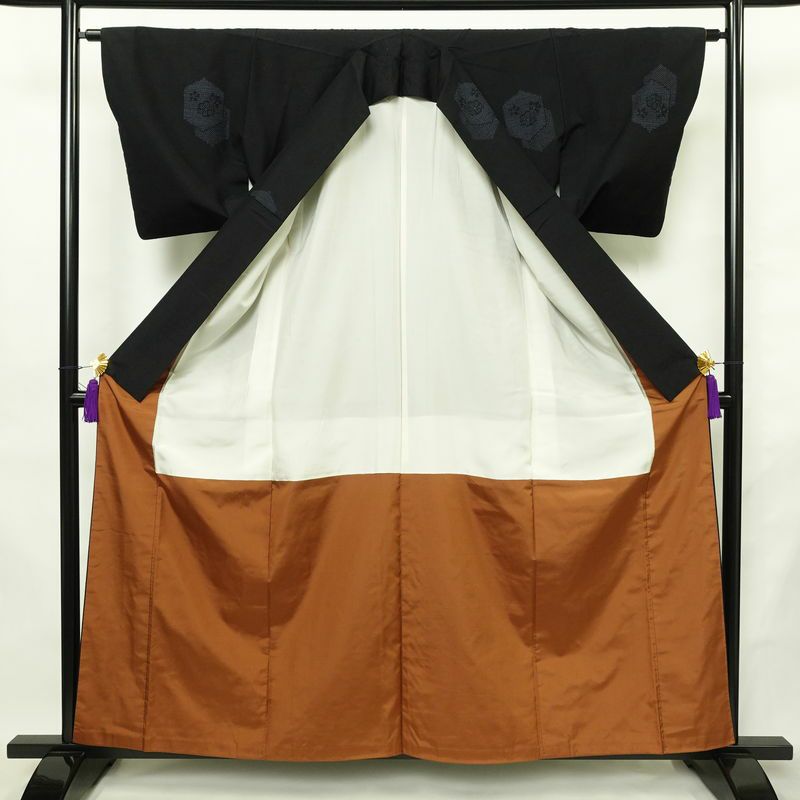 結城紬 本場真綿結城紬 百山亀甲 証紙あり 正絹 亀甲柄 袷仕立て 身丈160cm 裄丈63.5cm リサイクル着物 着物 洒落 黒_画像3