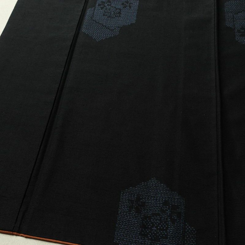 結城紬 本場真綿結城紬 百山亀甲 証紙あり 正絹 亀甲柄 袷仕立て 身丈160cm 裄丈63.5cm リサイクル着物 着物 洒落 黒_画像4