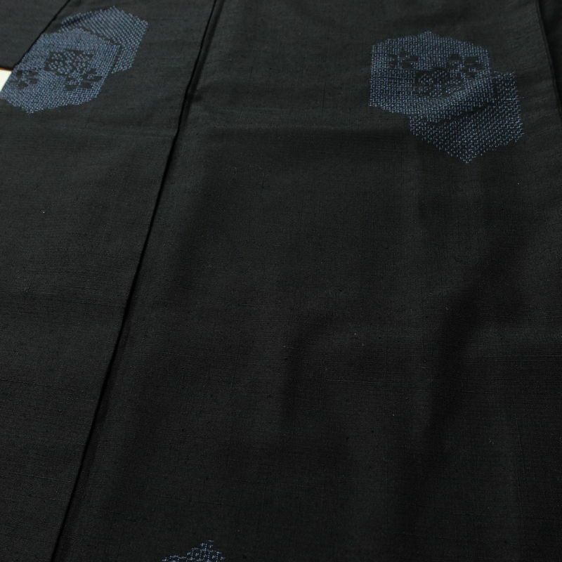 結城紬 本場真綿結城紬 百山亀甲 証紙あり 正絹 亀甲柄 袷仕立て 身丈160cm 裄丈63.5cm リサイクル着物 着物 洒落 黒_画像5