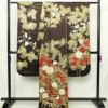 振袖 金駒刺繍 綸子 正絹 花柄 袷仕立て 身丈165.5cm 裄丈69.5cm リサイクル着物 着物 箔 金彩 成人式 二十歳 二十歳の集い フォーマル 菊 茶_画像2