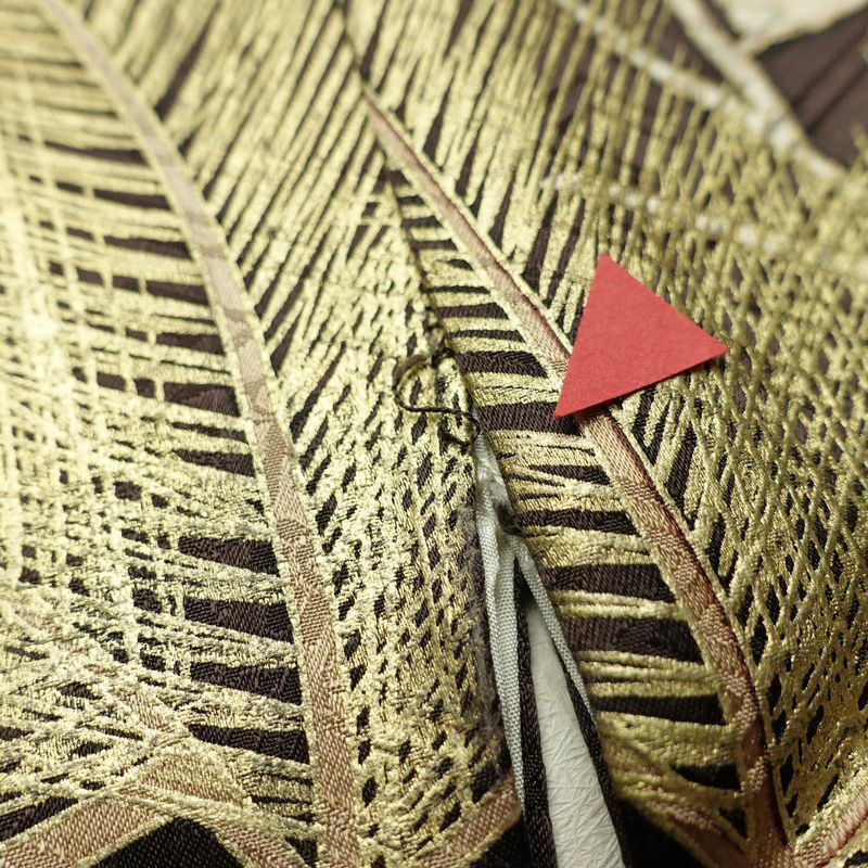 振袖 金駒刺繍 綸子 正絹 花柄 袷仕立て 身丈165.5cm 裄丈69.5cm リサイクル着物 着物 箔 金彩 成人式 二十歳 二十歳の集い フォーマル 菊 茶_画像14
