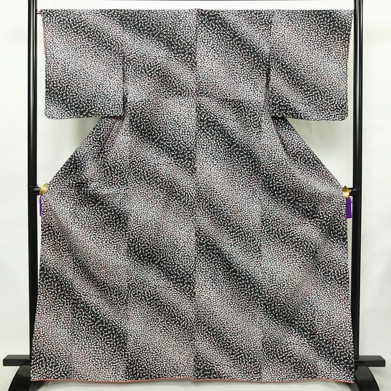 単衣 小紋 バチ衿仕立て ポリエステル 八掛付き 花柄 単衣仕立て 身丈165cm 裄丈66cm リサイクル着物 着物 黒_画像1