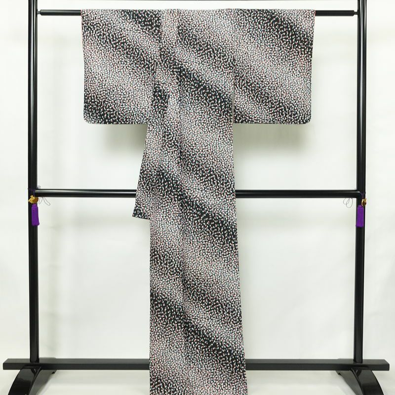 単衣 小紋 バチ衿仕立て ポリエステル 八掛付き 花柄 単衣仕立て 身丈165cm 裄丈66cm リサイクル着物 着物 黒_画像2