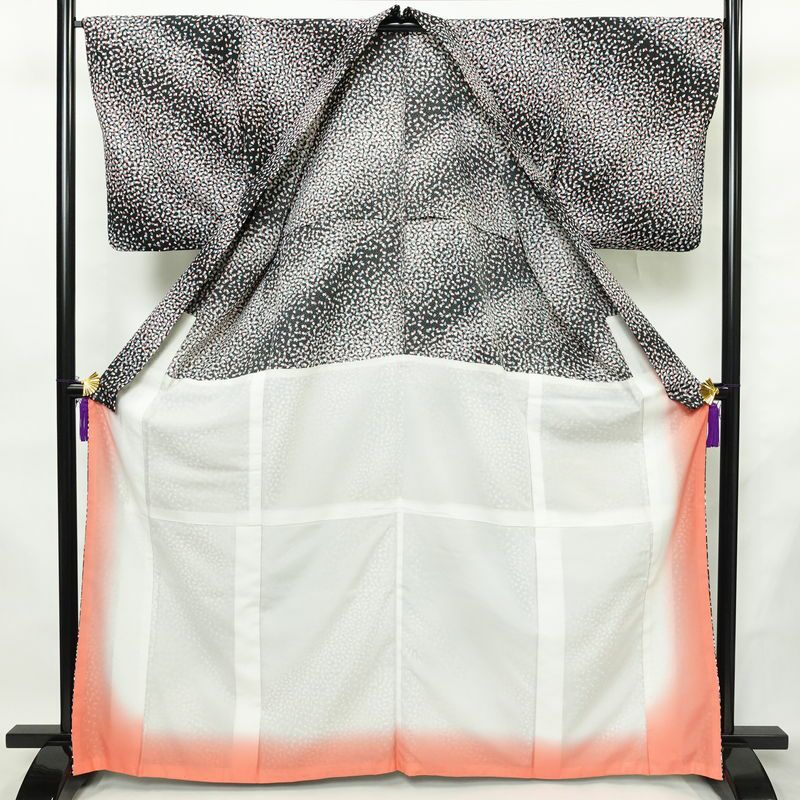 単衣 小紋 バチ衿仕立て ポリエステル 八掛付き 花柄 単衣仕立て 身丈165cm 裄丈66cm リサイクル着物 着物 黒_画像3