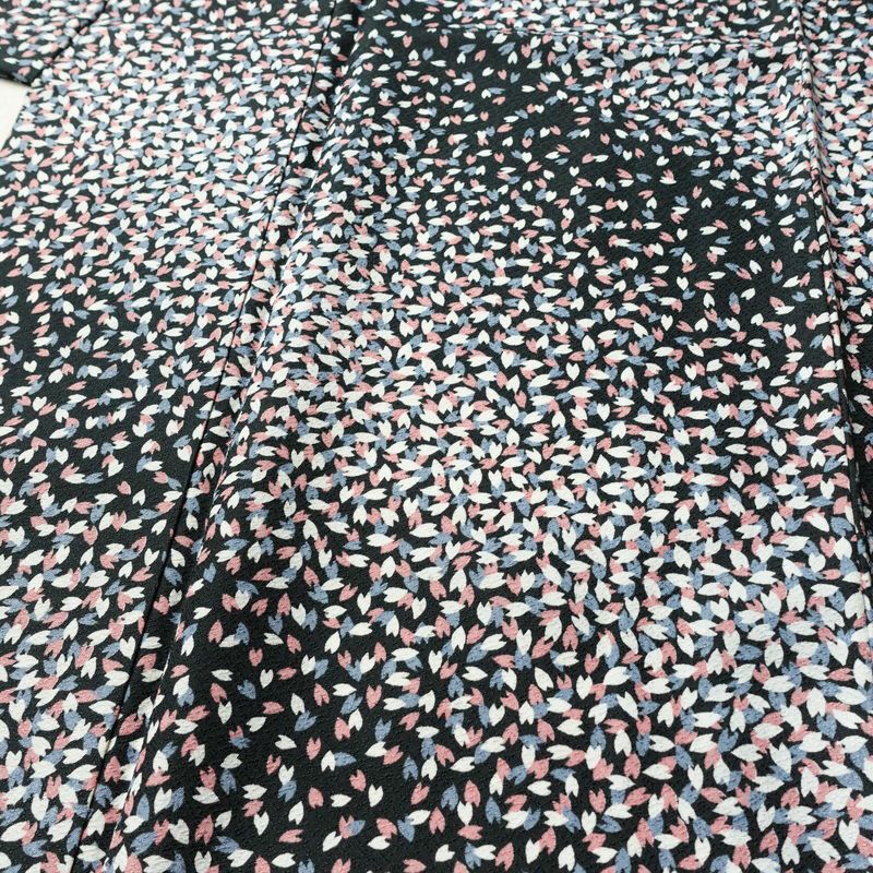 単衣 小紋 バチ衿仕立て ポリエステル 八掛付き 花柄 単衣仕立て 身丈165cm 裄丈66cm リサイクル着物 着物 黒_画像5
