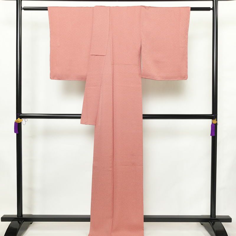 色無地 美品 落款入り しつけ糸付き 一つ紋付き 正絹 無地 袷仕立て 身丈165.5cm 裄丈65cm リサイクル着物 着物 お茶会 七五三 お宮参り フォーマル ピンク_画像2