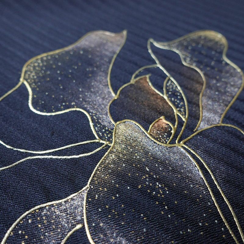 付け下げ 一つ紋付き 正絹 花柄 袷仕立て 身丈152.5cm 裄丈64.5cm リサイクル着物 着物 箔 金彩 フォーマル 青・紺_画像8