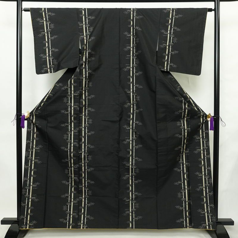 村山大島紬 正絹 木の葉・植物柄 袷仕立て 身丈164cm 裄丈62cm リサイクル着物 大島紬 着物 黒_画像1