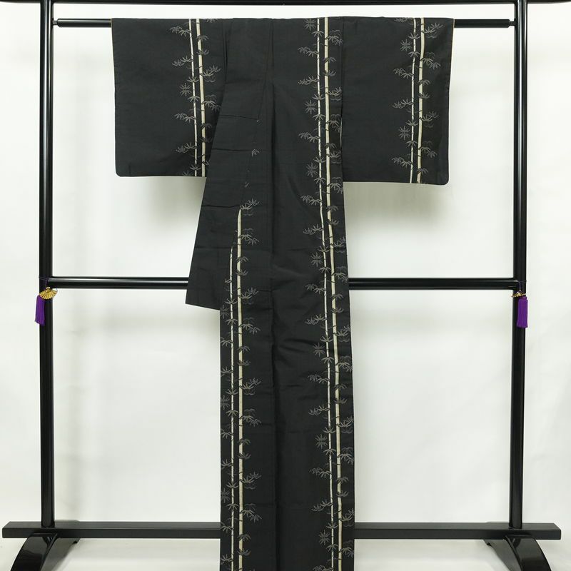 村山大島紬 正絹 木の葉・植物柄 袷仕立て 身丈164cm 裄丈62cm リサイクル着物 大島紬 着物 黒_画像2