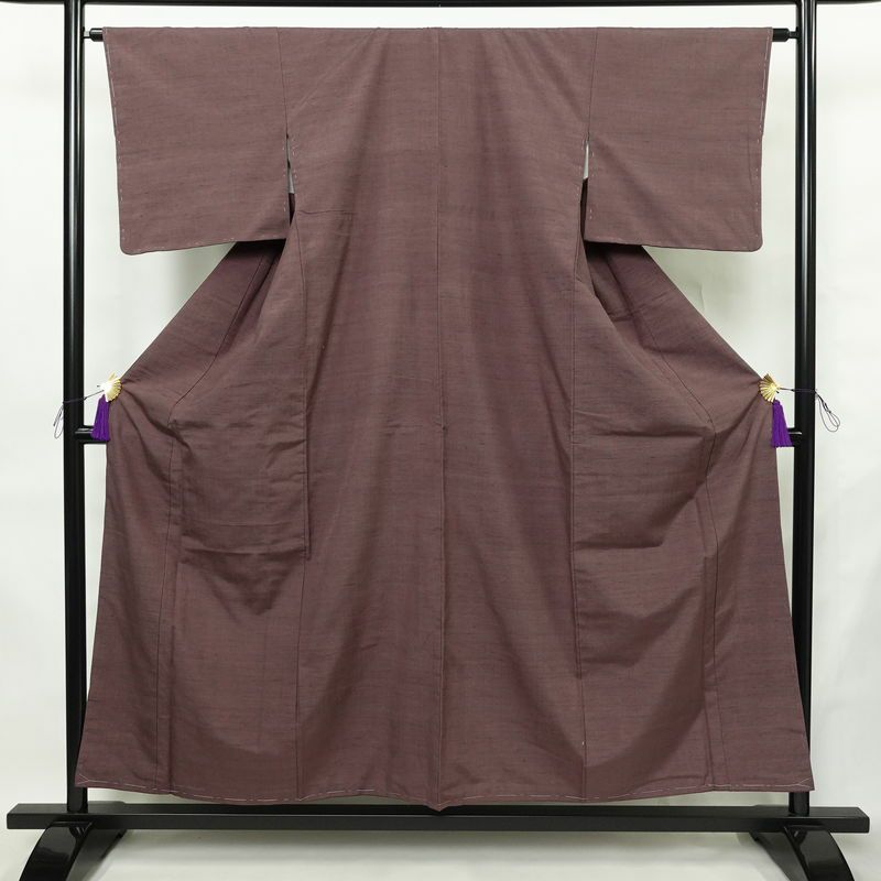 紬 良品 しつけ糸付き 正絹 無地 袷仕立て 身丈155cm 裄丈63.5cm リサイクル着物 着物 くすみパープル シンプル 紫・藤色_画像1