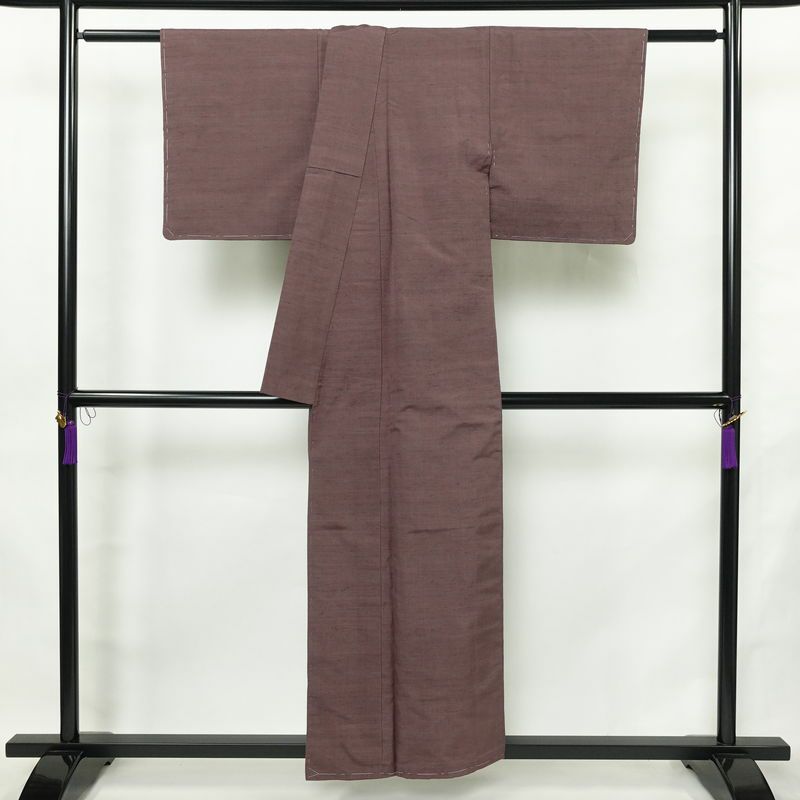 紬 良品 しつけ糸付き 正絹 無地 袷仕立て 身丈155cm 裄丈63.5cm リサイクル着物 着物 くすみパープル シンプル 紫・藤色_画像2