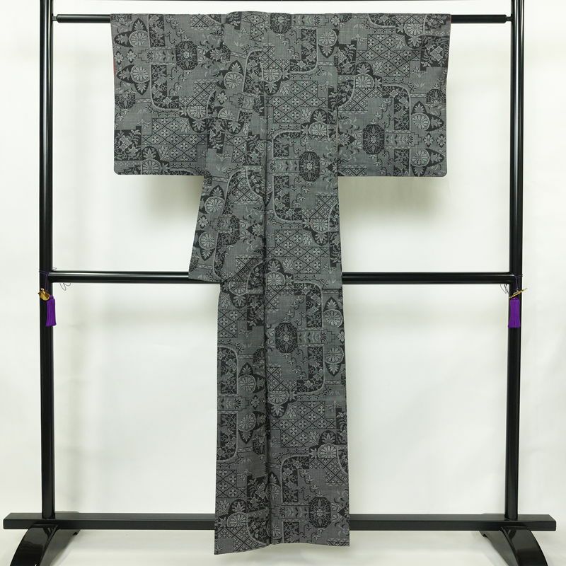 紬 正絹 木の葉・植物柄 袷仕立て 身丈155.5cm 裄丈63.5cm リサイクル着物 着物 黒_画像2