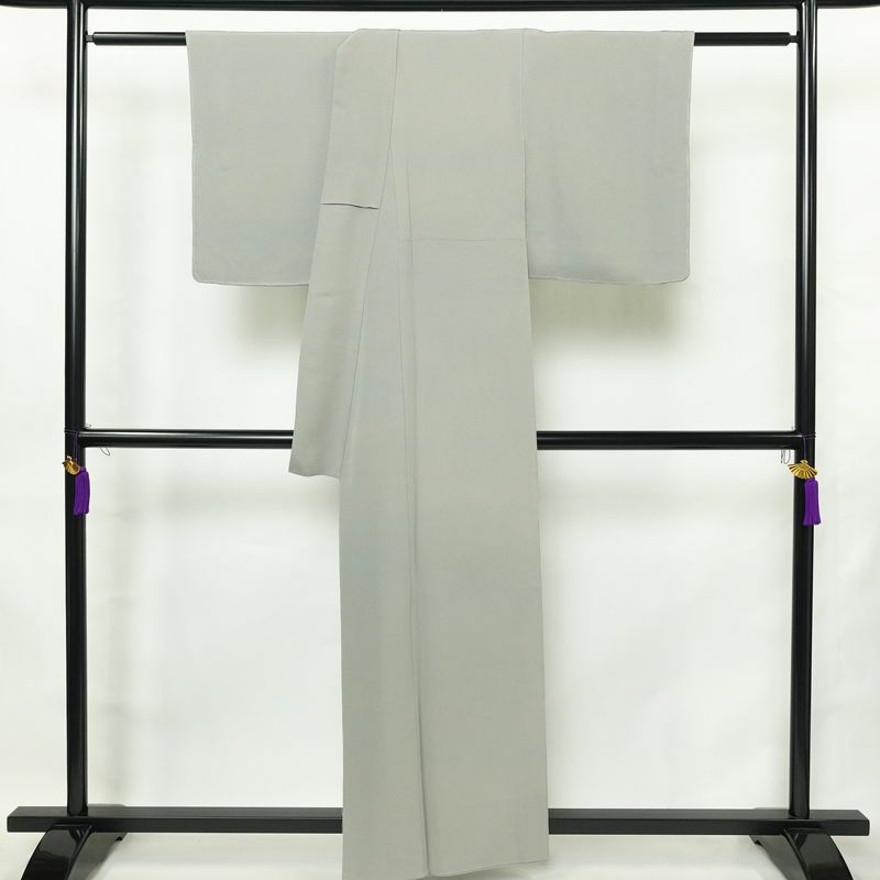 色無地 しつけ糸付き 縮緬 一つ紋付き 正絹 無地 袷仕立て 身丈158cm 裄丈64cm リサイクル着物 着物 お茶会 フォーマル シンプル グレー_画像2