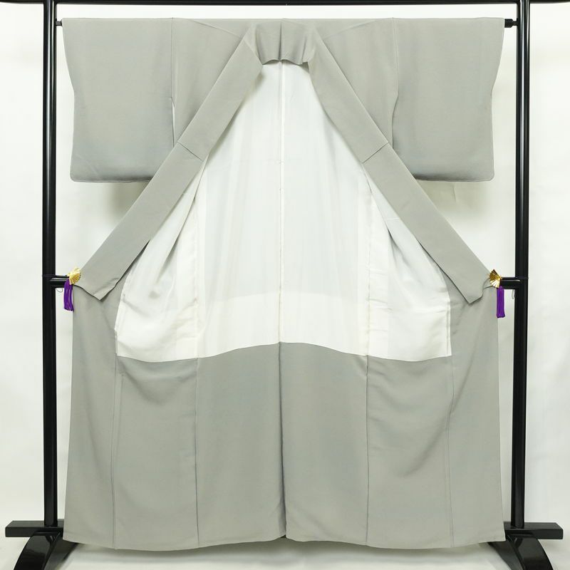 色無地 しつけ糸付き 縮緬 一つ紋付き 正絹 無地 袷仕立て 身丈158cm 裄丈64cm リサイクル着物 着物 お茶会 フォーマル シンプル グレー_画像3