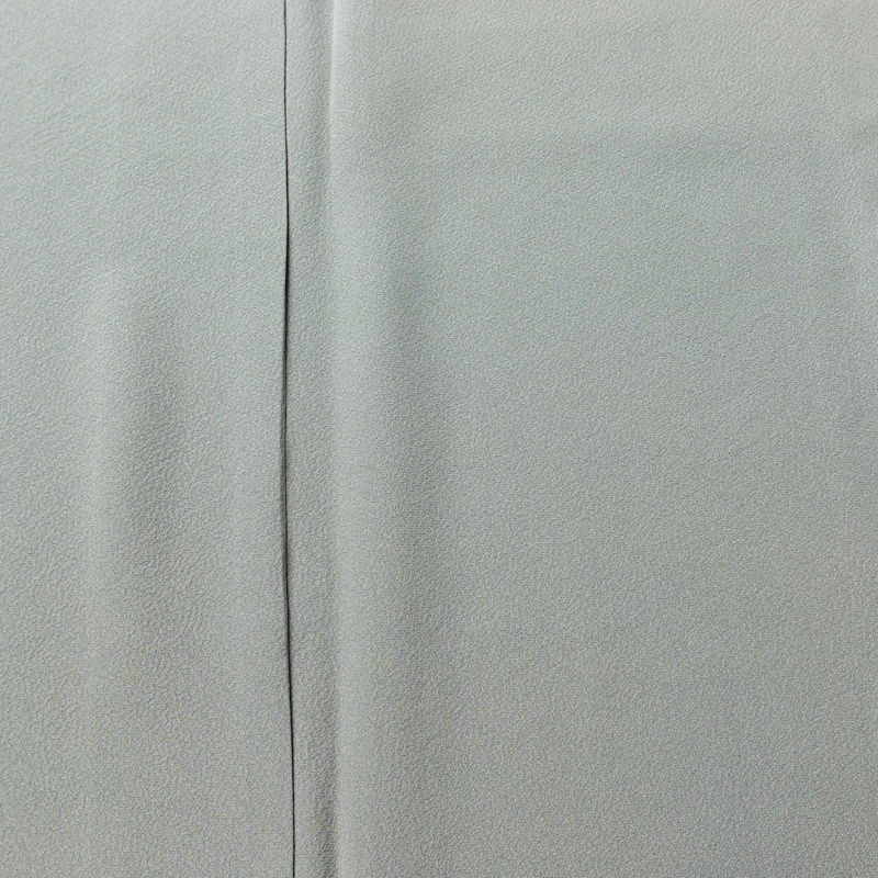 色無地 しつけ糸付き 縮緬 一つ紋付き 正絹 無地 袷仕立て 身丈158cm 裄丈64cm リサイクル着物 着物 お茶会 フォーマル シンプル グレー_画像6