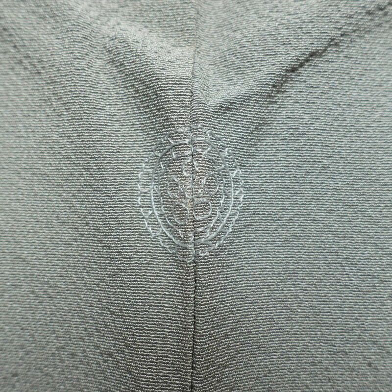 色無地 しつけ糸付き 縮緬 一つ紋付き 正絹 無地 袷仕立て 身丈158cm 裄丈64cm リサイクル着物 着物 お茶会 フォーマル シンプル グレー_画像11