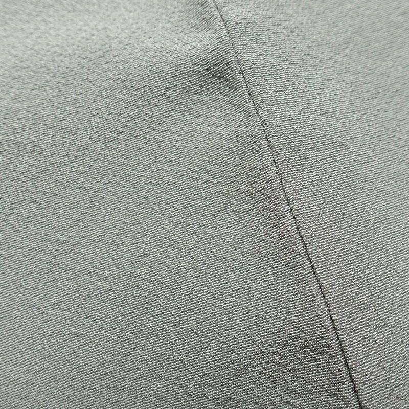 色無地 しつけ糸付き 縮緬 一つ紋付き 正絹 無地 袷仕立て 身丈158cm 裄丈64cm リサイクル着物 着物 お茶会 フォーマル シンプル グレー_画像12