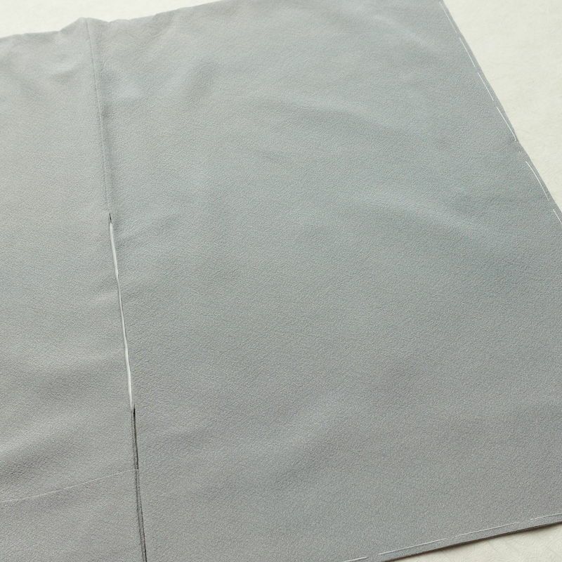 色無地 しつけ糸付き 縮緬 一つ紋付き 正絹 無地 袷仕立て 身丈158cm 裄丈64cm リサイクル着物 着物 お茶会 フォーマル シンプル グレー_画像15
