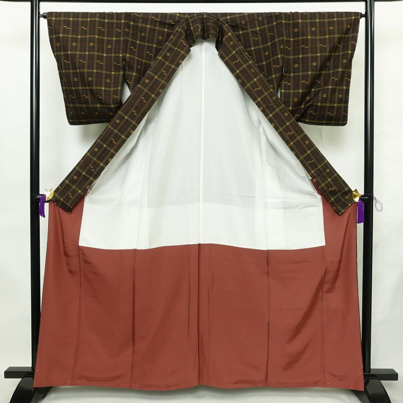 紬 しつけ糸付き 正絹 チェック・格子柄 袷仕立て 身丈163cm 裄丈65.5cm リサイクル着物 着物 カジュアル 茶_画像3