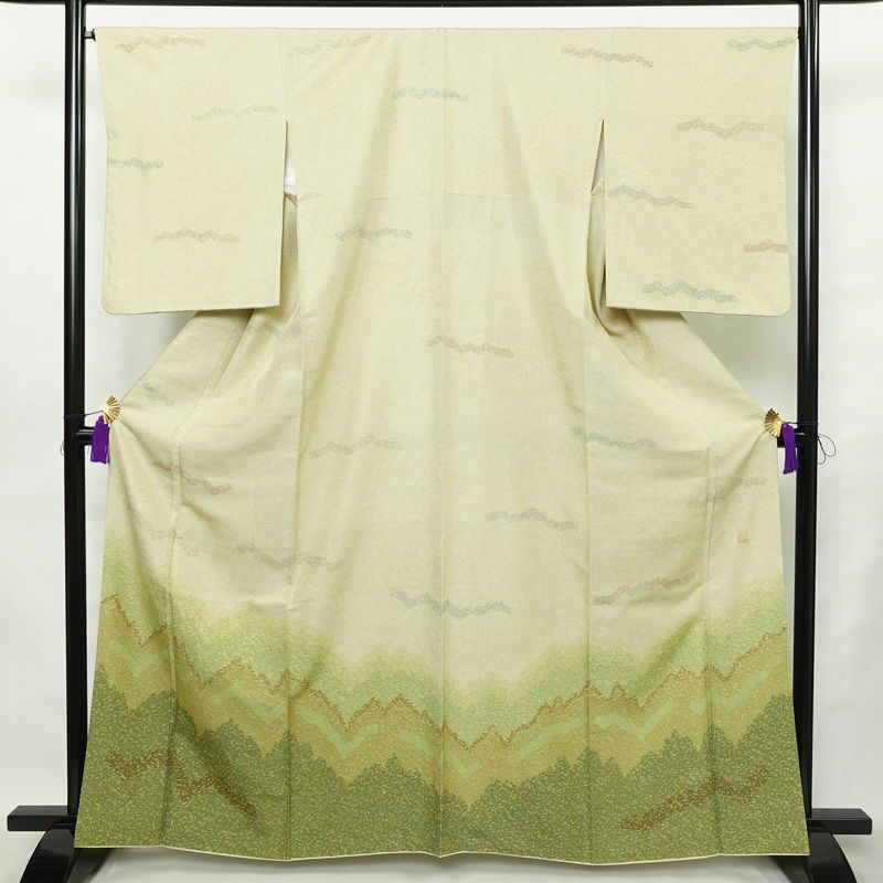 訪問着 良品 落款入り 正絹 幾何学柄・抽象柄 袷仕立て 身丈163.5cm 裄丈66.5cm リサイクル着物 着物 おしゃれ 紬地 緑・うぐいす色_画像1