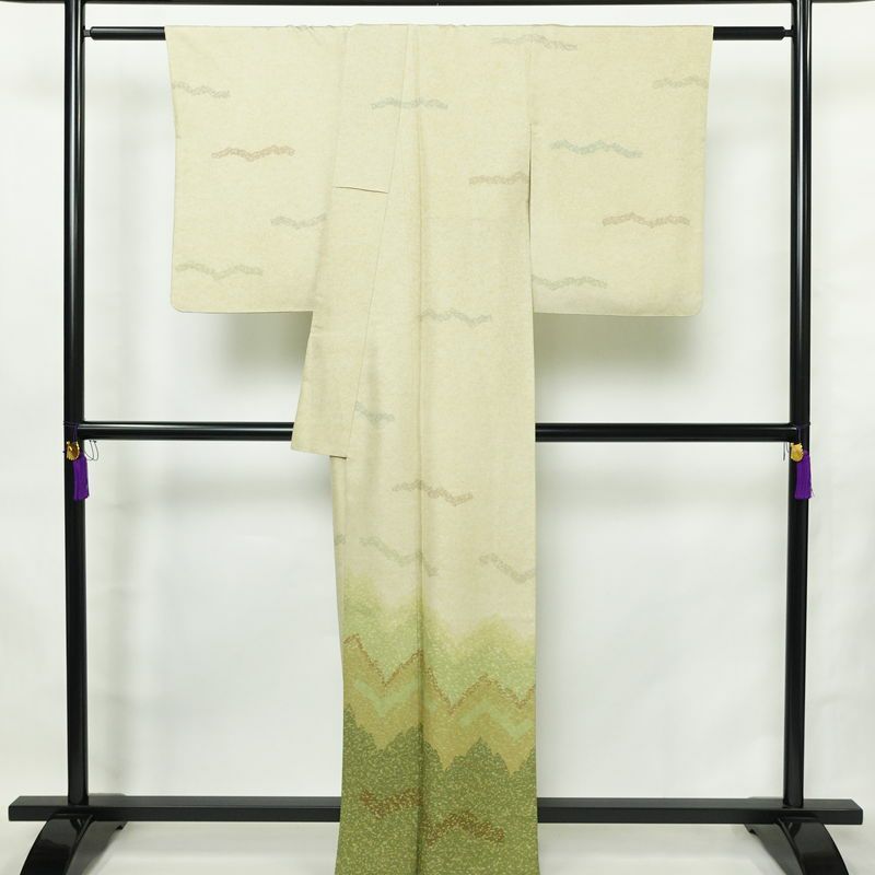 訪問着 良品 落款入り 正絹 幾何学柄・抽象柄 袷仕立て 身丈163.5cm 裄丈66.5cm リサイクル着物 着物 おしゃれ 紬地 緑・うぐいす色_画像2