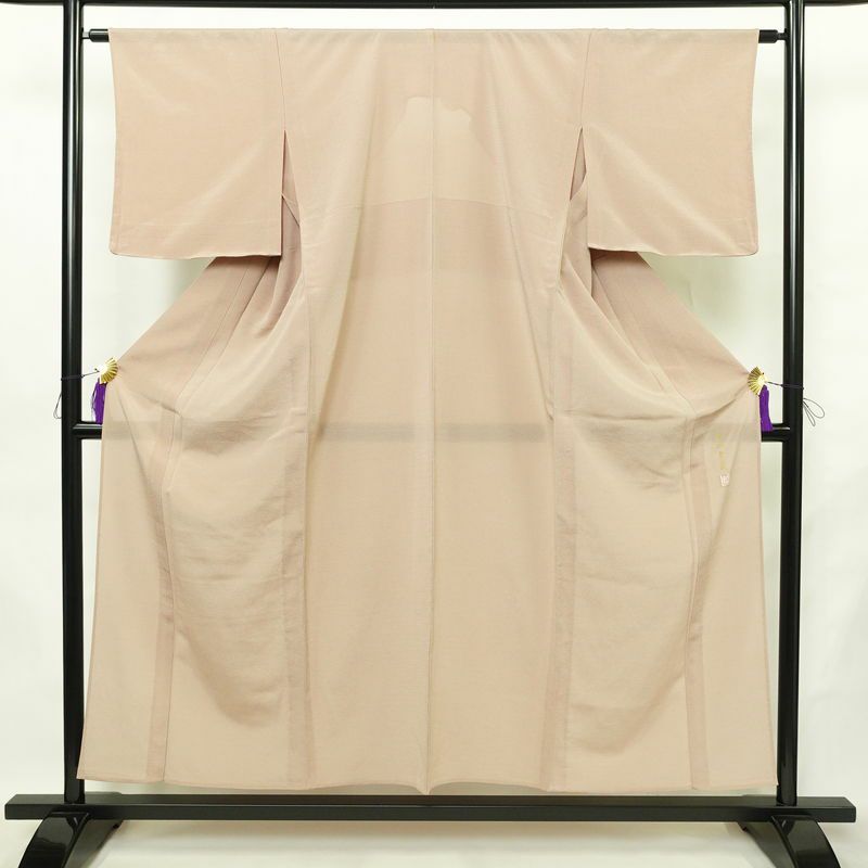 盛夏 色無地 白坂幸蔵 絽ちりめん 縮緬 絽 良品 しつけ糸付き 夏用 一つ紋付き 正絹 無地 単衣仕立て 身丈152.5cm 裄丈63.5cm リサイクル着物 着物 お茶会 フォーマル シンプル ピンクベージュ ベージュ_画像1
