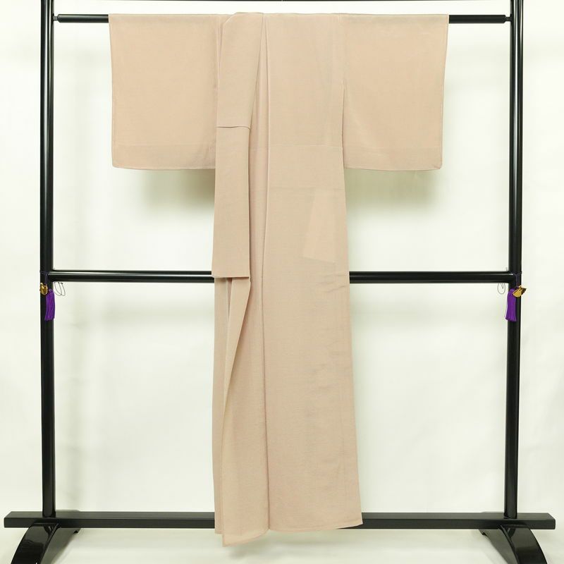 盛夏 色無地 白坂幸蔵 絽ちりめん 縮緬 絽 良品 しつけ糸付き 夏用 一つ紋付き 正絹 無地 単衣仕立て 身丈152.5cm 裄丈63.5cm リサイクル着物 着物 お茶会 フォーマル シンプル ピンクベージュ ベージュ_画像2