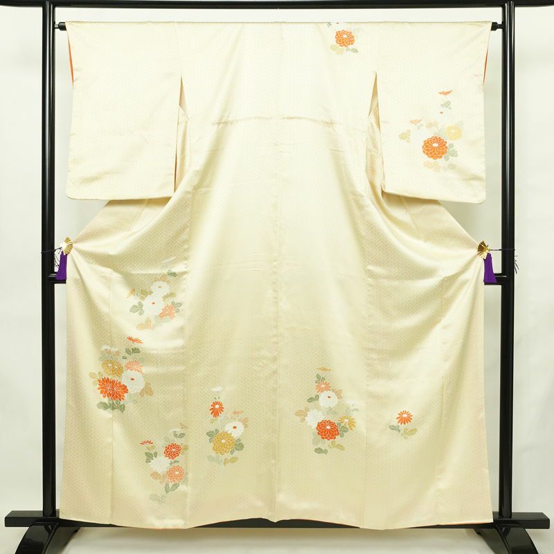 付け下げ 綸子 正絹 花柄 袷仕立て 身丈158cm 裄丈64cm リサイクル着物 着物 入学式 卒業式 七五三 お宮参り フォーマル 菊 クリーム