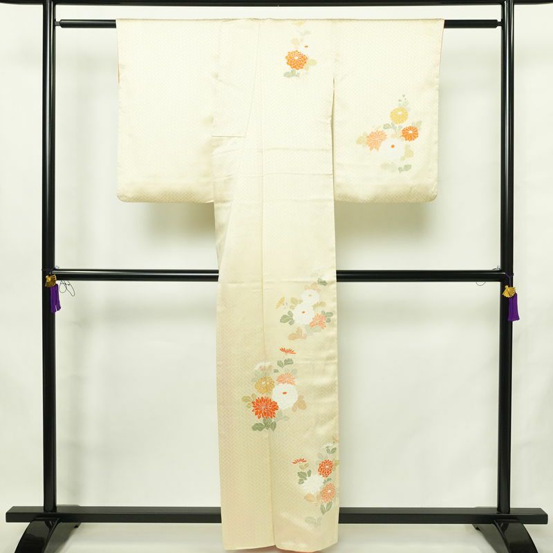 付け下げ 綸子 正絹 花柄 袷仕立て 身丈158cm 裄丈64cm リサイクル着物 着物 入学式 卒業式 七五三 お宮参り フォーマル 菊 クリーム_画像2