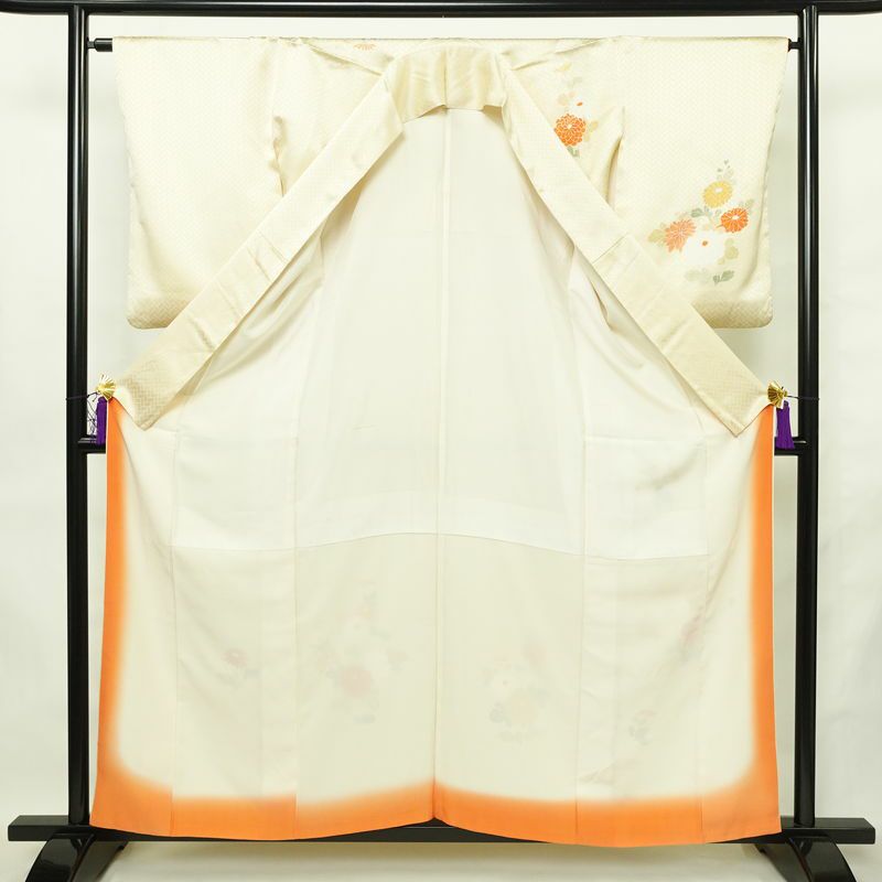 付け下げ 綸子 正絹 花柄 袷仕立て 身丈158cm 裄丈64cm リサイクル着物 着物 入学式 卒業式 七五三 お宮参り フォーマル 菊 クリーム_画像3