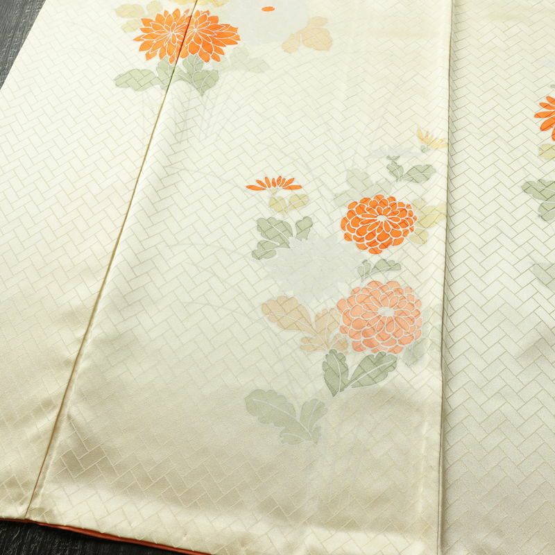 付け下げ 綸子 正絹 花柄 袷仕立て 身丈158cm 裄丈64cm リサイクル着物 着物 入学式 卒業式 七五三 お宮参り フォーマル 菊 クリーム_画像4