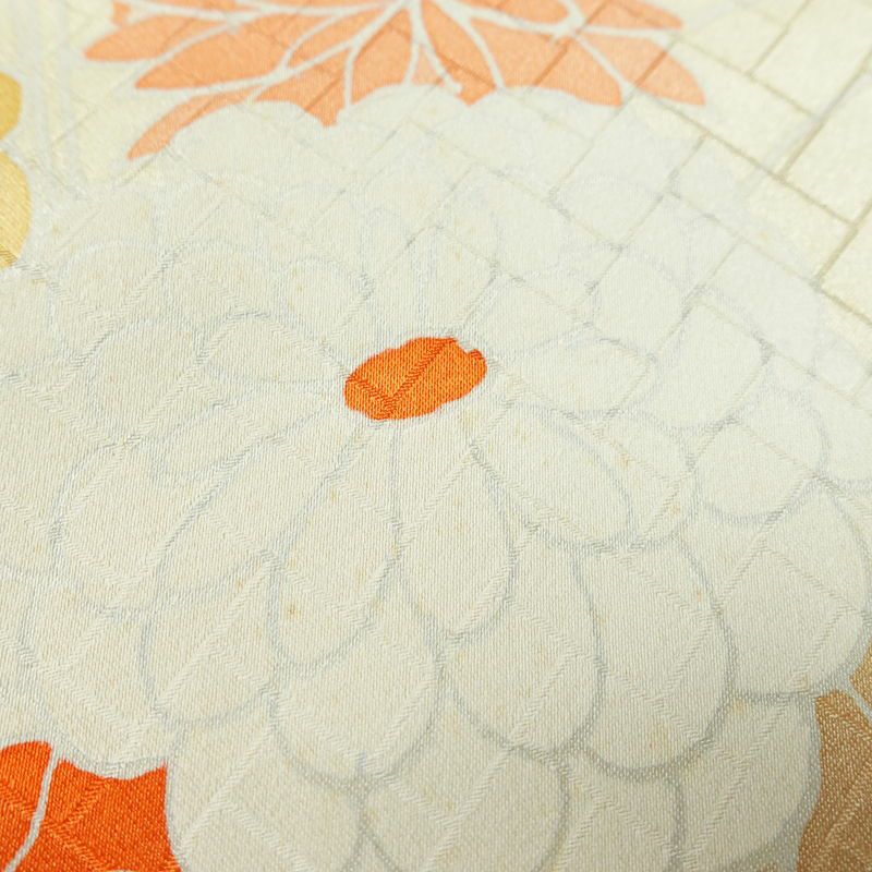 付け下げ 綸子 正絹 花柄 袷仕立て 身丈158cm 裄丈64cm リサイクル着物 着物 入学式 卒業式 七五三 お宮参り フォーマル 菊 クリーム_画像8