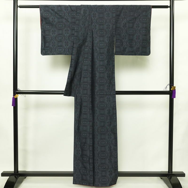 紬 正絹 幾何学柄・抽象柄 袷仕立て 身丈159.5cm 裄丈62.5cm リサイクル着物 着物 青・紺_画像2