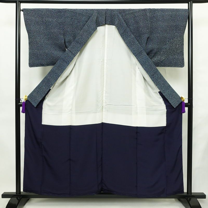 付け下げ しつけ糸付き 縮緬 正絹 古典柄 袷仕立て 身丈156.5cm 裄丈66.5cm リサイクル着物 着物 青・紺_画像3