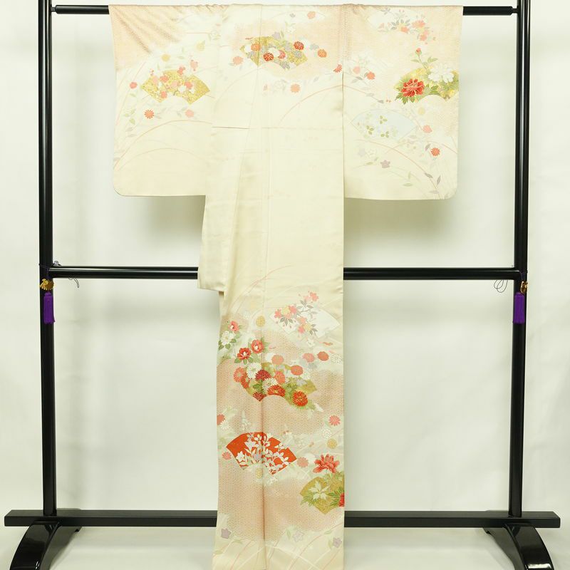 訪問着 良品 金駒刺繍 綸子 正絹 古典柄 袷仕立て 身丈163cm 裄丈66.5cm リサイクル着物 着物 箔 共八掛 金彩 入学式 卒業式 七五三 お宮参り フォーマル 菊 クリーム_画像2