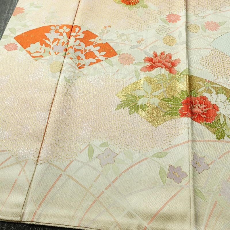 訪問着 良品 金駒刺繍 綸子 正絹 古典柄 袷仕立て 身丈163cm 裄丈66.5cm リサイクル着物 着物 箔 共八掛 金彩 入学式 卒業式 七五三 お宮参り フォーマル 菊 クリーム_画像4