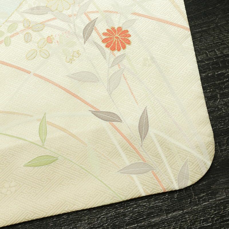 訪問着 良品 金駒刺繍 綸子 正絹 古典柄 袷仕立て 身丈163cm 裄丈66.5cm リサイクル着物 着物 箔 共八掛 金彩 入学式 卒業式 七五三 お宮参り フォーマル 菊 クリーム_画像15