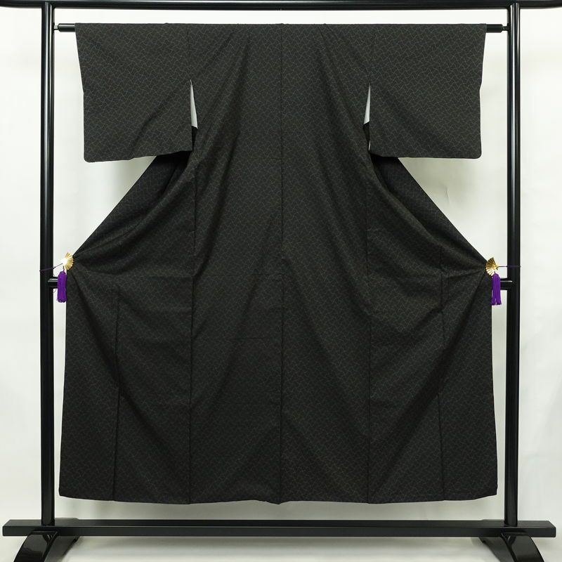 大島紬 古代染色 純泥染 証紙あり 正絹 古典柄 袷仕立て 身丈151cm 裄丈61.5cm リサイクル着物 着物 モダン 黒_画像1