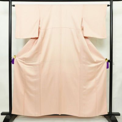 色無地 良品 綸子 一つ紋付き 正絹 古典柄 袷仕立て 身丈158cm 裄丈64cm リサイクル着物 一部しつけ糸付き 着物 入学式 お茶会 七五三 お宮参り フォーマル ピンク